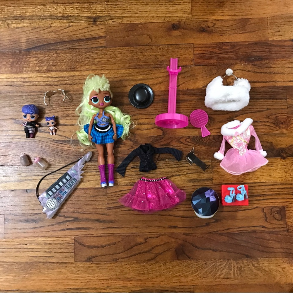 LOL Surprise Dolls w/ Accessories
Clothes Boots Shoes Shoebox Hats Keyboard Baby